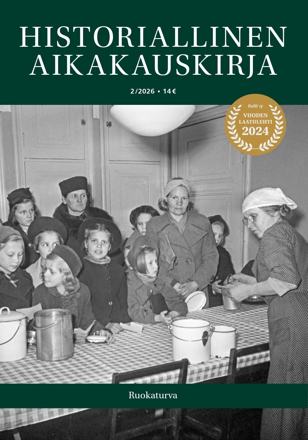 Lehden 2/2026 kansi. Mustavalkoisessa valokuvassa annostellaan ruokaa ihmisille.